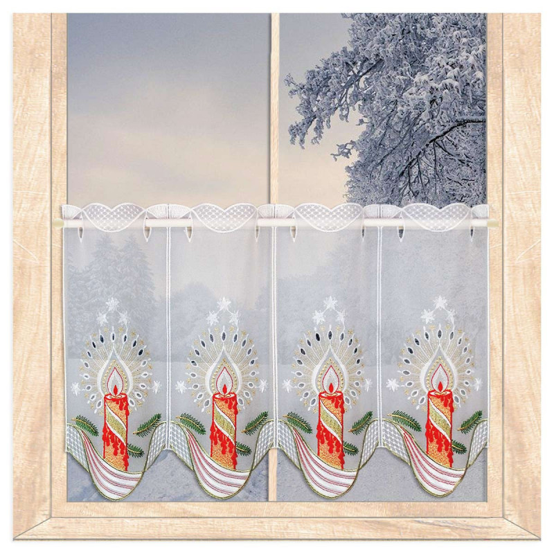 Weisse Stickerei-Scheibengardine mit festlichen Kerzen und goldenen Stickdetails am Winterfenster. 35 cm hoch