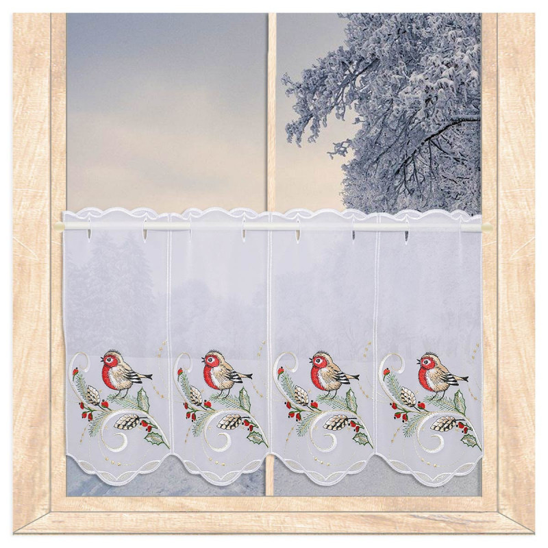 Weisser Heimtextilien-Vorhang am Fenster mit Winterlandschaft und gestickten Vögeln. 35 cm hoch