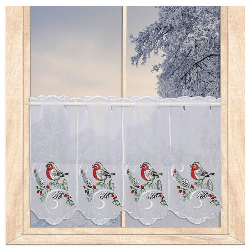 Weisser Heimtextilien-Vorhang am Fenster mit Winterlandschaft und gestickten Vögeln. 35 cm hoch