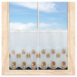 Bunte Scheibengardine mit Igel- und Apfel-Stickerei als herbstliche Heimtextilien-Fensterdekoration am Fenster. 55 cm hoch