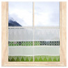 Am Fenster dekoriert: Scheibengardine Linda aus weißer Plauener Spitze mit eleganter Mittelbordüre 60 cm hoch.