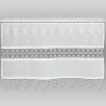 Freigestellte Bistrogardine Linda aus weißer Plauener Spitze mit zweistufigem Spitzenmuster und Schlaufen. 60 cm hoch