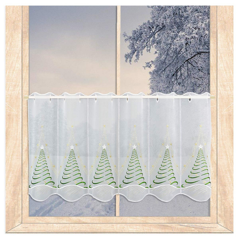 Weiße Scheibengardine mit Tannenbaum-Stickerei am Fenster im verschneiten Ambiente, weihnachtlicher Sichtschutz.