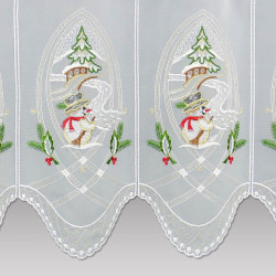Detailansicht Plauener Spitze Gardine mit gesticktem Schneemann, Tannenbaum & roten Beeren.