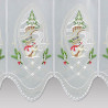 Detailansicht Plauener Spitze Gardine mit gesticktem Schneemann, Tannenbaum & roten Beeren.