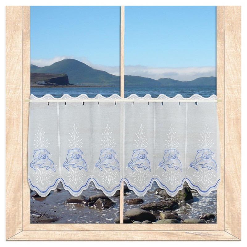 Blau-weiße Stickerei-Scheibengardine mit Delfin-Stickerei am sonnigen Fenster. 40 cm hoch