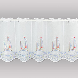 Diese hochwertige Scheibengardine mit Plauener Stickerei besticht durch ihr detailreiches Design: Majestätische Segelboote gleiten über sanfte, blau gestickte Wellen, während eine goldene Morgensonne am Horizont aufgeht.