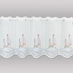 Diese hochwertige Scheibengardine mit Plauener Stickerei besticht durch ihr detailreiches Design: Majestätische Segelboote gleiten über sanfte, blau gestickte Wellen, während eine goldene Morgensonne am Horizont aufgeht.