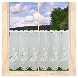Halbtransparente Scheibengardine aus Plauener Spitze mit Blumenmotiv am Fenster. 55 cm hoch