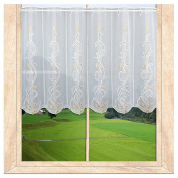 Elegante weiße Scheibengardine mit Bestickung in Beige am Fenster im Landhausstil mit Naturblick. 60 cm hoch
