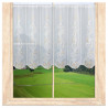 Elegante weiße Scheibengardine mit Bestickung in Beige am Fenster im Landhausstil mit Naturblick. 60 cm hoch