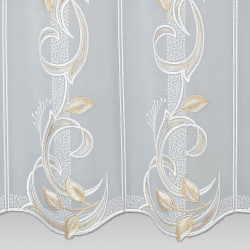 Nahaufnahme von feiner Bestickung mit geschwungenem Muster in Beige auf halbtransparentem weißem Voile.
