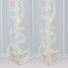 Nahaufnahme von feiner Bestickung mit geschwungenem Muster in Beige auf halbtransparentem weißem Voile.