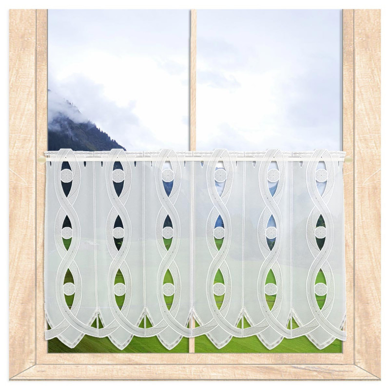 Bistrogardinen-Set in Weiß mit feiner Plauener Spitze am Fenster im Landhaus-Stil. 55 cm hoch
