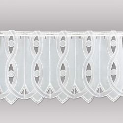 Weiße Kurzgardine aus transparenter Plauener Spitze mit elegant geschwungenem Muster flach im Detail. 40 cm hoch