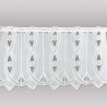Weiße Kurzgardine aus transparenter Plauener Spitze mit elegant geschwungenem Muster flach im Detail. 40 cm hoch