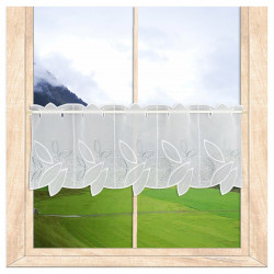Kurze weiße Scheibengardine mit Blattstickerei am Fenster im Landhausstil. 30 cm hoch