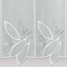 Nahaufnahme feiner Stickerei in Weiß-Grau mit filigran gesticktem Blättermotiv.