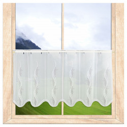 Halbtransparenter Vorhang aus Voile mit Stickerei am Fenster mit Ausblick auf Naturlandschaft. 45 cm hoch