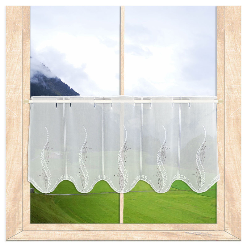 Kurze halbtransparente Bistrogardine aus Voile im Fenster eines gemütlichen Hauses im Landhausstil. 30 cm hoch