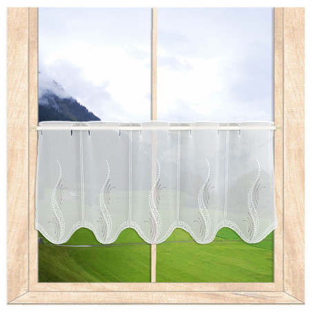 Kurze halbtransparente Bistrogardine aus Voile im Fenster eines gemütlichen Hauses im Landhausstil. 30 cm hoch