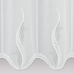 Nahaufnahme von feiner halbtransparenter Scheibengardine aus Voile mit geschwungener Wellenstickerei. 30 cm hoch
