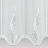 Nahaufnahme von feiner halbtransparenter Scheibengardine aus Voile mit geschwungener Wellenstickerei. 30 cm hoch