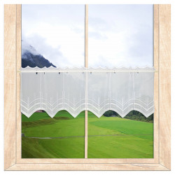 Kurze weiße Scheibengardine am Fenster arrangiert, edler Sichtschutz im Landhausstil.  30 cm hoch