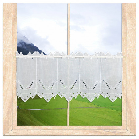 Kurze Scheibengardine in Leinenoptik mit Plauener Spitze am Holzfenster für stilvolle Heimtextilien. 30 cm hoch