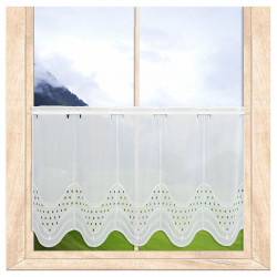 Mittellange weiße Kurzgardine mit edlem Stickereimuster am dekorierten Fenster. 45 cm hoch