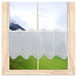 Weiße Bistro-Kurzgardine mit Plauener Spitze & Zick-Zack-Muster, im Fenster mit Blick ins Grüne. 30 cm hoch
