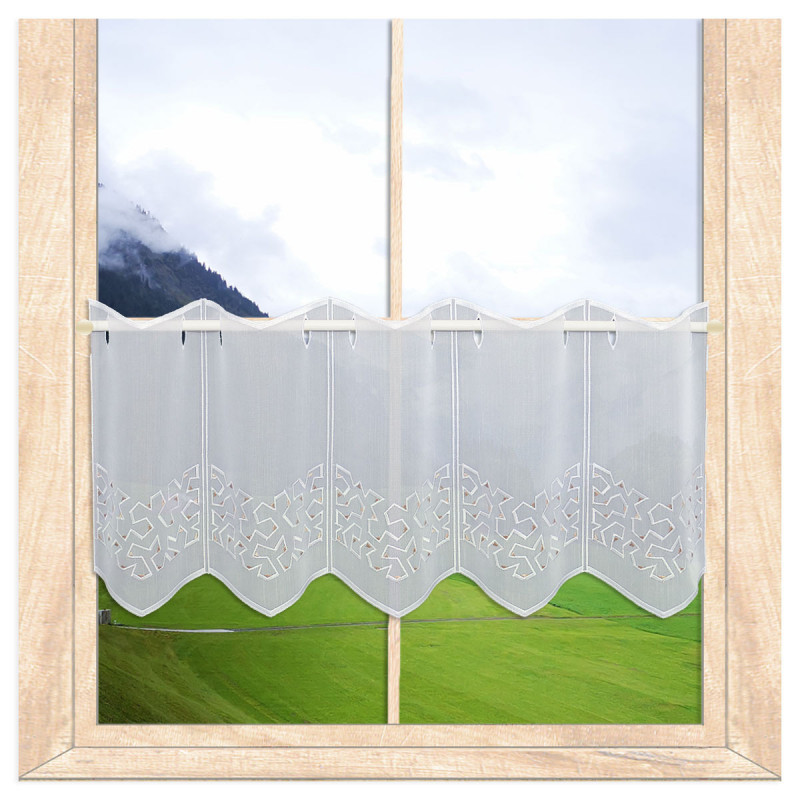 Weiße Bistro-Kurzgardine mit Plauener Spitze & Zick-Zack-Muster, im Fenster mit Blick ins Grüne. 30 cm hoch