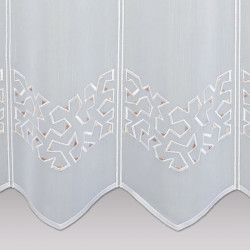 Detailaufnahme Kurzstore in Weiß mit geometrischer Stickerei & präzisem Saum.