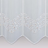 Detailaufnahme Kurzstore in Weiß mit geometrischer Stickerei & präzisem Saum.