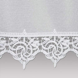 Detailaufnahme der Bistrogardine Leona aus weißer Plauener Spitze: Filigrane Handwerkskunst & feine Textur.