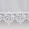 Detailaufnahme der Bistrogardine Leona aus weißer Plauener Spitze: Filigrane Handwerkskunst & feine Textur.