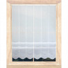 Halbtransparente weiße Raffgardine an einer Vitragenstange im rustikalen Holzfenster, ideal als Sichtschutz-Heimtextilie.