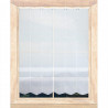 Halbtransparenter Clipstore in Weiß mit modernen Spitzen-Elementen, dekoriert an einem Holzfenster mit Ausblick.
