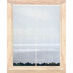 Halbtransparente Stickereigardine im Holzfenster mit Durchblick auf Natur für wohnliche Heimtextilien im Landhausstil.