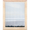 Halbtransparente Stickereigardine im Holzfenster mit Durchblick auf Natur für wohnliche Heimtextilien im Landhausstil.