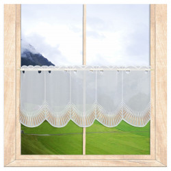 Halbtransparente Scheibengardine aus weißem Voile mit Bogen-Stickerei am Holzfenster im modernen Landhausstil. 30 cm hoch