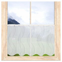 Halbtransparente Scheibengardine mit feinem Muster am Fenster montiert als dekorativer Sichtschutz.
