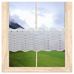 Halbtransparente Scheibengardine in Weiß-Lila am Fenster montiert als moderner Sichtschutz. 30 cm hoch
