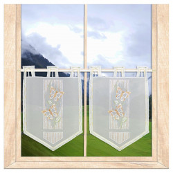 Kurzgardinen in Weiß mit Schmetterlings-Stickerei in Beige am Holzfenster für feine Heimtextilien-Deko.