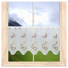 Halbtransparente Scheibengardine in Weiß mit Schmetterlings-Stickerei am Fenster mit Berglandschaft. 35 cm hoch