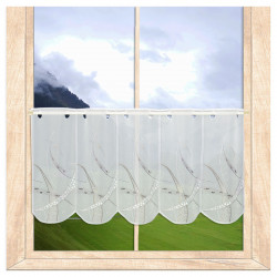 Halbtransparente Scheibengardine in Weiß mit geschwungener Bogenkante am Fenster im Zimmer mit Bergblick. 35 cm hoch