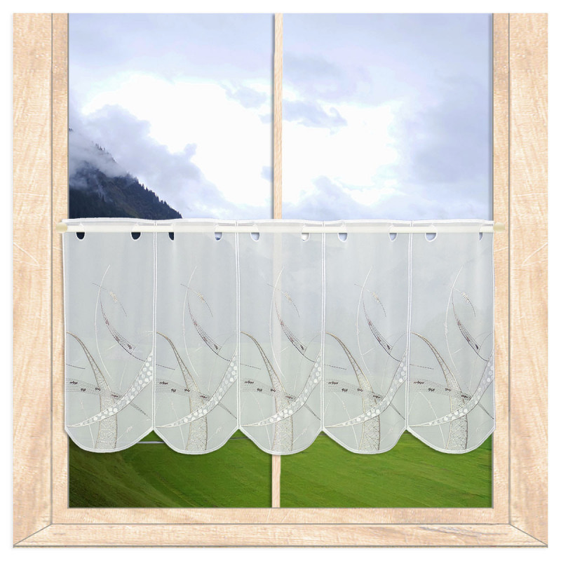 Halbtransparente Scheibengardine in Weiß mit geschwungener Bogenkante am Fenster im Zimmer mit Bergblick. 35 cm hoch