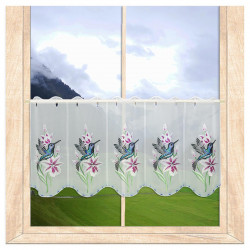 Halbtransparente Scheibengardine in Weiß mit Kolibri-Stickerei am Fenster mit Berglandschaft. 35 cm hoch