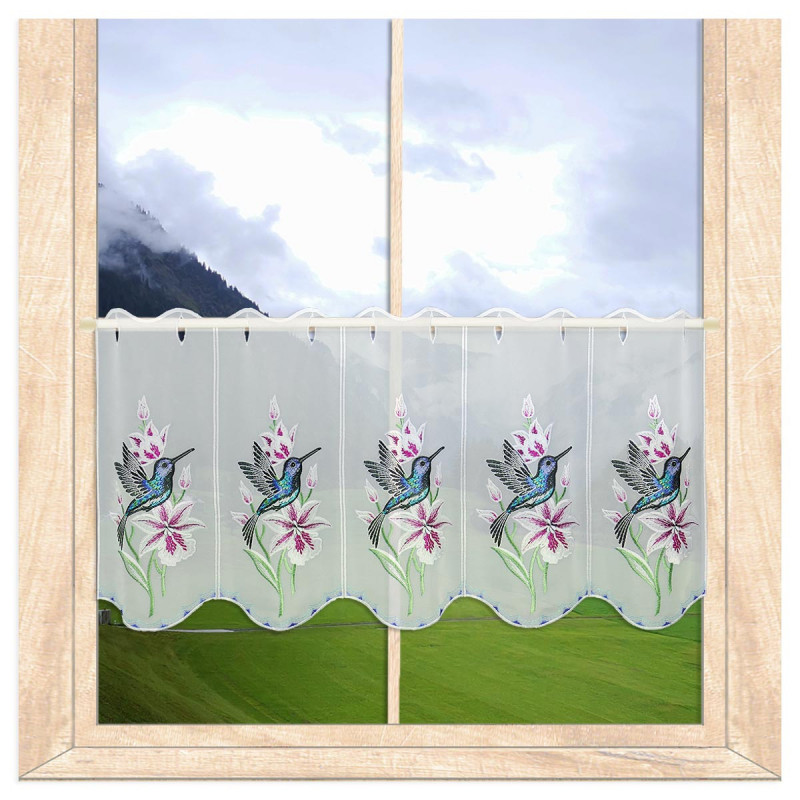 Halbtransparente Scheibengardine in Weiß mit Kolibri-Stickerei am Fenster mit Berglandschaft. 35 cm hoch