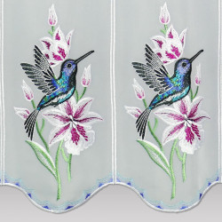 Detaillierte weiße Scheibengardine mit bunter Kolibri- und Blumenstickerei auf Voile.